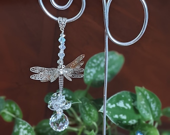 Atrapasol para jardín de 16" con bucle plateado y alambre en espiral con prisma, octágonos, cuentas y una libélula con 3 juegos de alas que puedes ajustar.