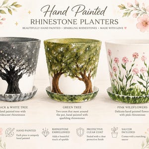 Pode incluir: Três vasos pintados à mão com pratos correspondentes. O primeiro apresenta uma árvore preta com strass iridescentes. O segundo mostra duas árvores verdes com strass brilhantes. O terceiro exibe flores silvestres cor-de-rosa com strass rosa.