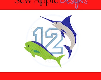 Könnte beinhalten: Ein Stickmuster mit der Zahl 12 in Hellblau mit weißer Umrandung, begleitet von einem grünen Mahi-Mahi-Fisch und einem blau-beigen Marlin. Der Text Sew Apple Designs erscheint oben in schwarzer und blauer Schreibschrift.