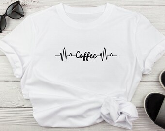 Camisa de amor de café, batimento cardíaco de café, presente de café, viciado em café, camisa de café feminina, presente de aniversário de café, camisa de café feminina, camisa fofa