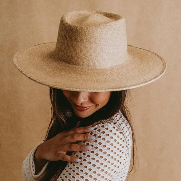 Chapeau d'été en paille de palmier avec des bords larges et plats | Chapeaux de soleil pour femmes | Style Gambler pour mariage