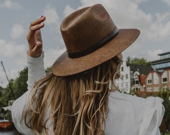 Chapeau style Panama marron avec un petit bord rigide | Fedora en paille | Chapeau pour femmes | Le chapeau d'Indiana Jones