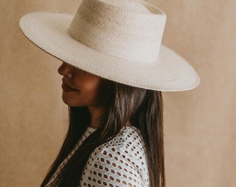 Boater | Chapeau boater en paille de palmier pour femmes | Bord large et rigide | Chapeau de mariage | Chapeau gambler