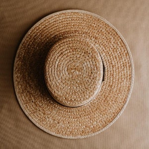 Straw hat | Straw boater hat with wide and stiff brim and a black hat band | Sundress hat