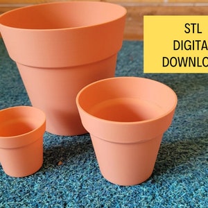 Op de afbeelding: Drie terracotta-kleurige bloempotten van verschillende formaten. De grootste pot heeft een brede, schuine rand, terwijl de kleinere potten een meer traditionele vorm hebben. De tekst "STL DIGITAL DOWNLOAD" is zichtbaar op een gele achtergrond.