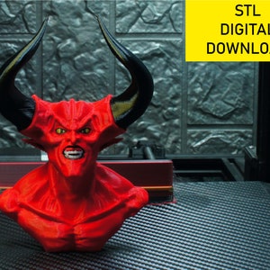 Puede incluir: Busto de un demonio rojo y negro impreso en 3D con cuernos y una expresión amenazante. STL DIGITAL DOWNLOAD está escrito en amarillo sobre fondo amarillo.