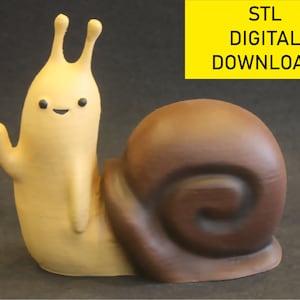 Op de afbeelding: Een 3D-printbaar model van een vriendelijke gele slak met een bruine schelp. De slak heeft een glimlachend gezicht en zwaait met zijn rechterarm. STL DIGITAL DOWNLOAD staat in gele tekst op een zwarte achtergrond.
