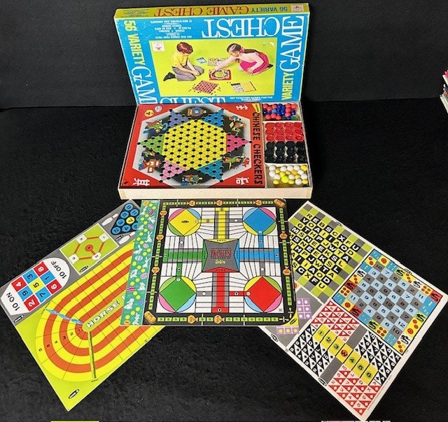 Cayro Accessori Parcheesi - Set Di 4 Bicchieri, 24 Fiches E 6 Dadi In Scatola Di Plastica - Gioco Da Tavolo Per 2-4 Giocatori, 5+ Anni