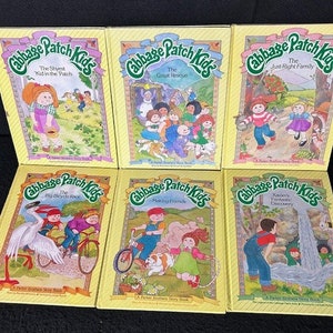 Puede incluir: Un conjunto de diez libros infantiles de Cabbage Patch Kids. Los libros presentan ilustraciones coloridas y títulos como "El niño más tímido del parche", "El gran rescate", "La familia perfecta", "La gran carrera de bicicletas", "Hacer amigos" y "El fantástico descubrimiento de Xavier".