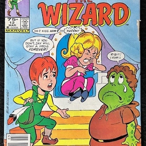 Può includere: Copertina di un fumetto con Wally il Mago, un giovane ragazzo con una camicia verde e capelli castani, che tiene una piuma. È in piedi su una scala con una ragazza con i capelli biondi e un vestito rosa seduta su una sedia blu e bianca. Una rana verde con una camicia con cappuccio marrone sta piangendo in primo piano. La copertina del fumetto ha il titolo "Wally il Mago" e il testo "Wally può annullare la sua magia sbagliata? Per il bene di Jay... Meglio che lo faccia!"
