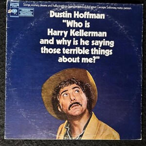 Könnte beinhalten: Ein Vintage-Vinyl-Plattencover mit Dustin Hoffman in einem Cowboyhut, der mit einem verwirrten Gesichtsausdruck nach oben schaut. Der Text lautet "Dustin Hoffman "Wer ist Harry Kellerman und warum sagt er diese schrecklichen Dinge über mich?""
