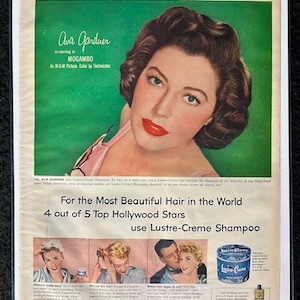 Può includere: Un annuncio pubblicitario vintage di una rivista con Ava Gardner, una famosa attrice, che promuove lo shampoo Lustre-Creme. L'annuncio afferma che 4 su 5 delle principali star di Hollywood usano lo shampoo Lustre-Creme. L'annuncio presenta una foto ravvicinata di Ava Gardner con capelli bellissimi, insieme a immagini più piccole che mostrano come lo shampoo Lustre-Creme può aiutare diversi tipi di capelli.