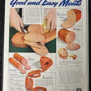 Könnte beinhalten: Vintage Zeitschriftenwerbung mit dem Titel "Good and Easy Meats" mit verschiedenen Arten von Aufschnitt. Das Bild zeigt Salami, Bologna und Würstchen, mit Text, der die Produkte und ihren Nährwert beschreibt.