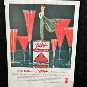 Könnte beinhalten: Eine Vintage-Werbung für Libby's Tomatensaft mit einer Frau in einem grünen Kleid, die auf einer Dose Tomatensaft steht. Der Werbeslogan lautet "Non-fattening Libby's...3 times a day...makes it easier to stay with your slimming program".
