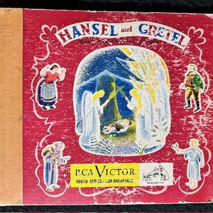 Pode incluir: Uma capa de livro vermelha com o título "Hansel e Gretel" em letras brancas. A capa apresenta ilustrações de crianças e anjos, com um fundo azul e verde. O livro é um disco RCA Victor Youth Series, com um disco inquebrável.