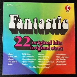 Op de afbeelding: Een vintage vinyl albumhoes met een levendige regenboogkleurige achtergrond. De albumtitel "Fantastic" staat in grote witte letters met een zwarte schaduw. Het bevat "22 originele hits originele sterren" en een lijst met artiesten.