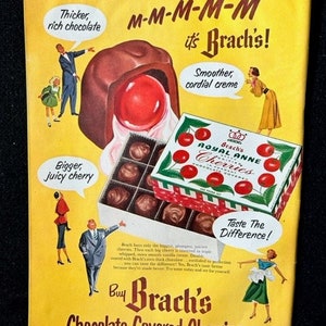 Puede incluir: Un anuncio vintage de Brach's Chocolate Covered Cherries. El anuncio presenta una caja de cerezas, una cereza grande cubierta de chocolate y un eslogan que dice "M-M-M-M-M ¡es Brach's!" El anuncio destaca las características de las cerezas, incluyendo su tamaño, su chocolate y su relleno de crema de cordial. El anuncio también incluye el lema "Compre Brach's Chocolate Covered Cherries."