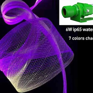 Può includere: Fili di luce in fibra ottica viola in una forma a rete, illuminati da una brillante luce viola. La fonte di luce è una luce LED impermeabile da 6W con 7 opzioni di cambio colore.