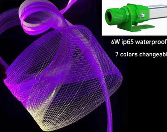 Puede incluir: Hilos de luz de fibra óptica de color morado en forma de red, iluminados con un brillo morado intenso. La fuente de luz es una luz LED impermeable de 6W con 7 opciones de cambio de color.