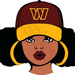 Op de afbeelding: Een cartoonillustratie van een vrouw met een donkerbruine huid, zwart krullend haar en een bordeauxrode baseballpet met een gouden rand. De pet heeft een gouden "W" op de voorkant. Ze draagt grote gouden oorringen.