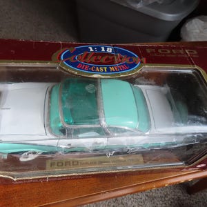 Road Legends, Ford Fairlane Crown Victoria 1955 die cast car, 1:18 Die Cast Metal collection, Box is damaged