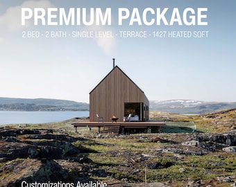 Op de afbeelding: Een moderne houten hut met terras, gelegen in een schilderachtig landschap. De afbeelding toont de tekst "PREMIUM PACKAGE" en specificaties: "2 BED - 2 BATH - SINGLE LEVEL - TERRACE - 1427 HEATED SQFT". De hut staat in de buurt van een meer en bergen.