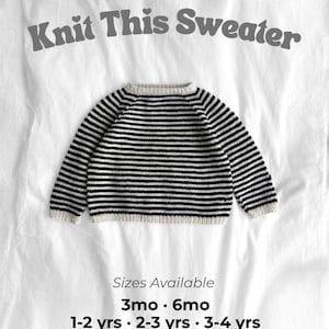 Op de afbeelding: Een zwart-wit gestreepte trui met de tekst "Knit This Sweater". De trui wordt getoond op een witte achtergrond en is verkrijgbaar in de maten 3 maanden, 6 maanden, 1-2 jaar, 2-3 jaar en 3-4 jaar.