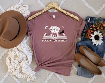 Libro Witch Energy Tee Bookish Shirt T-Shirt Estilo suave cómodo Great fit Reading Shirt bookworm Shirt Book shirt Librarian shirt
