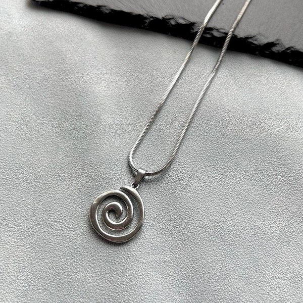 Collier à breloques spirale en acier inoxydable / Bijoux faits main décontractés minimalistes en argent