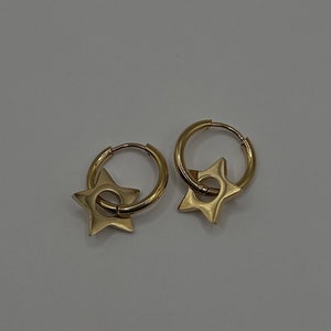 Créoles en acier et or avec breloques étoiles / Bijoux en acier inoxydable hypoallergénique minimaliste grunge image 3