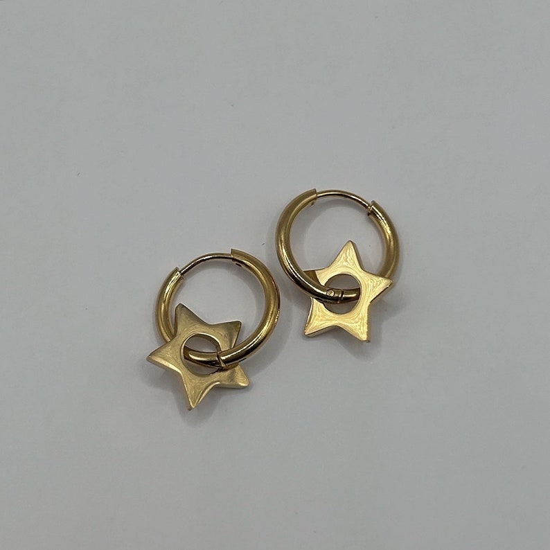 Créoles en acier et or avec breloques étoiles / Bijoux en acier inoxydable hypoallergénique minimaliste grunge image 2