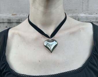 Ne ternit pas, gros collier à pendentif cœur en acier inoxydable sur un ruban ras de cou noir / coquette grunge Y2K Bijoux en argent Pinterest