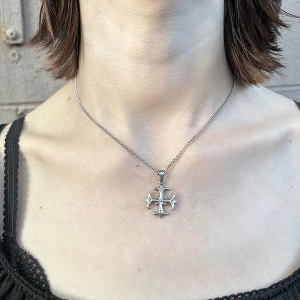 Collier à breloques en acier inoxydable avec pendentif croix en forme de cœurs chromés / Cœurs chromés, grunge, an 2000, archive fashion, subversive basics