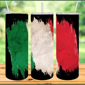 K&ouml;nnte beinhalten: Drei Edelstahlbecher mit schwarzem Hintergrund und einem Spritzmuster in den Farben der italienischen Flagge: Gr&uuml;n, Wei&szlig; und Rot.