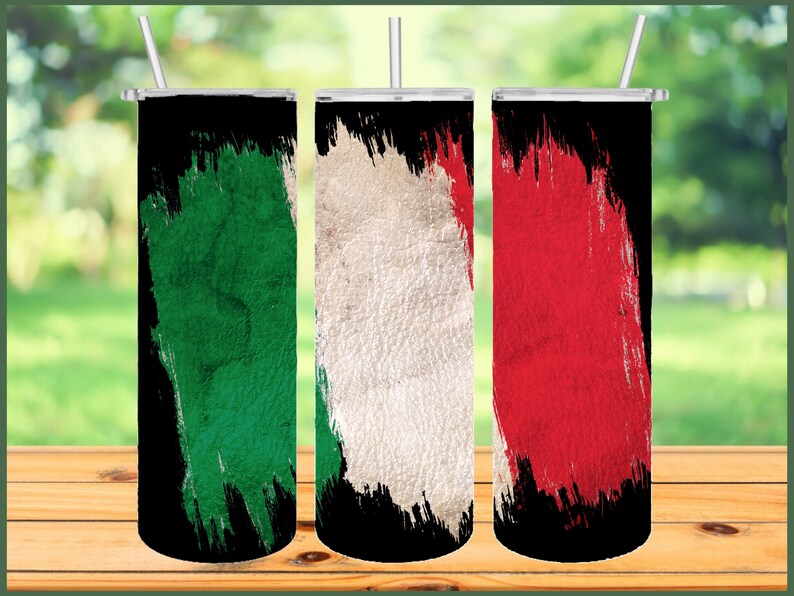 K&ouml;nnte beinhalten: Drei Edelstahlbecher mit schwarzem Hintergrund und einem Spritzmuster in den Farben der italienischen Flagge: Gr&uuml;n, Wei&szlig; und Rot.