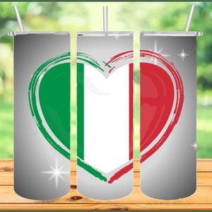 K&ouml;nnte beinhalten: Drei Edelstahlbecher mit einem Herzdesign in den Farben der italienischen Flagge: gr&uuml;n, wei&szlig; und rot. Das Herz ist wei&szlig; umrandet und hat einen geb&uuml;rsteten Silberhintergrund.