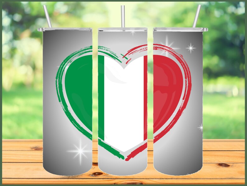 K&ouml;nnte beinhalten: Drei Edelstahlbecher mit einem Herzdesign in den Farben der italienischen Flagge: gr&uuml;n, wei&szlig; und rot. Das Herz ist wei&szlig; umrandet und hat einen geb&uuml;rsteten Silberhintergrund.