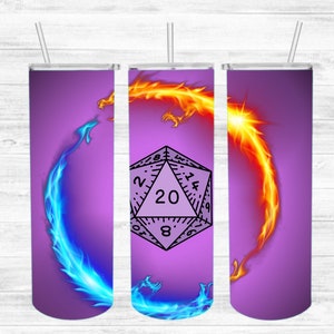 Peut inclure: Trois gobelets violets avec un d&eacute; &agrave; 20 faces au centre. Le d&eacute; est entour&eacute; d'une flamme bleue &agrave; gauche et d'une flamme orange &agrave; droite.