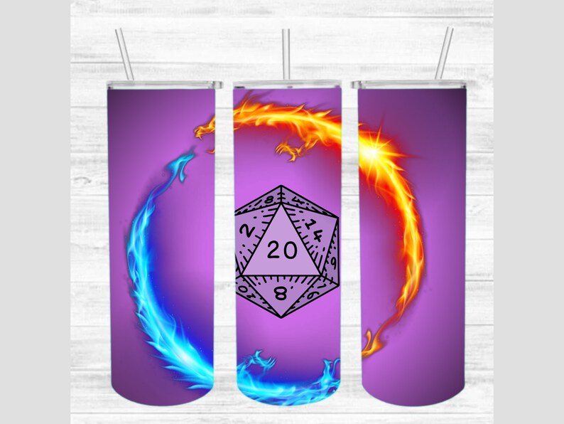 Peut inclure: Trois gobelets violets avec un d&eacute; &agrave; 20 faces au centre. Le d&eacute; est entour&eacute; d'une flamme bleue &agrave; gauche et d'une flamme orange &agrave; droite.