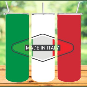 K&ouml;nnte beinhalten: Drei Edelstahlbecher mit Deckel und Strohhalmen. Die Becher sind mit den Farben der italienischen Flagge verziert: gr&uuml;n, wei&szlig; und rot. Der wei&szlig;e Becher tr&auml;gt den Aufdruck "MADE IN ITALY".