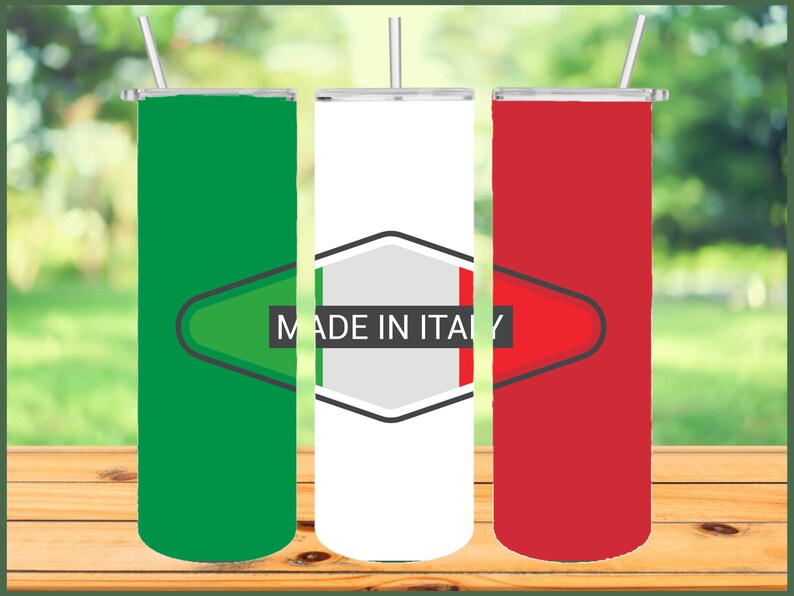 K&ouml;nnte beinhalten: Drei Edelstahlbecher mit Deckel und Strohhalmen. Die Becher sind mit den Farben der italienischen Flagge verziert: gr&uuml;n, wei&szlig; und rot. Der wei&szlig;e Becher tr&auml;gt den Aufdruck "MADE IN ITALY".