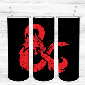 Peut inclure: Trois gobelets en acier inoxydable noir et rouge avec un dragon rouge et le symbole "D20" dessus.