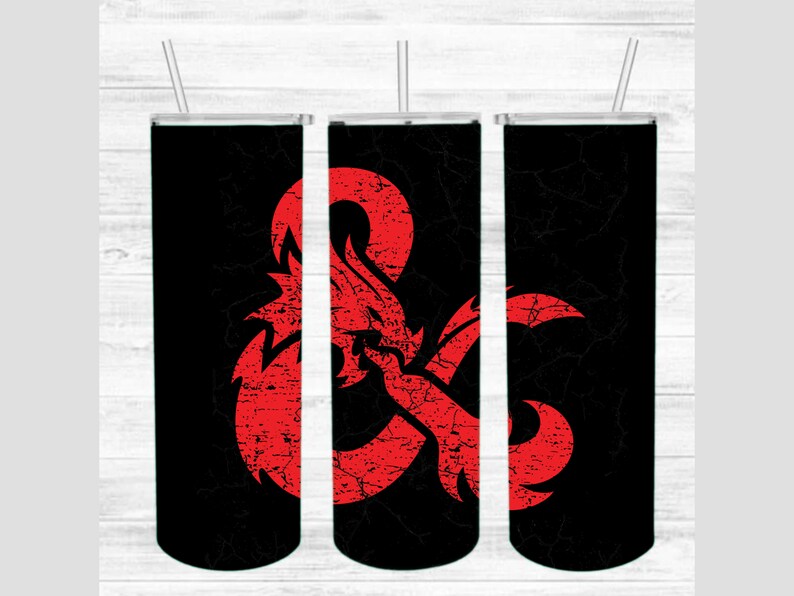 Peut inclure: Trois gobelets en acier inoxydable noir et rouge avec un dragon rouge et le symbole "D20" dessus.