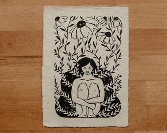 Op de afbeelding: Zwart-witte illustratie van een persoon die met gekruiste benen zit, omringd door gestileerde bloemen en bladeren.