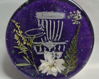 Handgemaakte paarse hars golfminimarker met geperste bloemen en zilveren mand