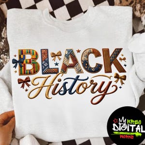 Könnte beinhalten: Weißes Sweatshirt mit dem Schriftzug "BLACK History" in farbenfrohen Buchstaben im Patchwork-Stil. Das Wort "BLACK" ist fett gedruckt, wobei jeder Buchstabe ein anderes Muster aufweist. Das Wort "History" ist kursiv geschrieben, mit dekorativen Schleifen und Sternen.