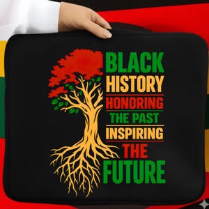 Puede incluir: Funda negra para portátil con un gráfico de árbol y el texto "BLACK HISTORY HONORING THE PAST INSPIRING THE FUTURE" en verde, amarillo y rojo. El árbol tiene un tronco amarillo, hojas verdes y una copa roja. La funda la sostiene una persona.