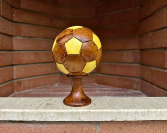 Holzfußball für Schreibtisch und Heimdekoration, ein einzigartiges Geschenk für Fußballbegeisterte, handgefertigte Fußballkunst für Zuhause, künstlerische Schreibtischdekoration, Geschenk