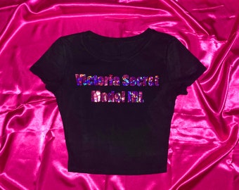 Mannequin Victoria Secret IRL | T-shirt bébé | Déchets de l'an 2000 | Mcbling | haut court | Sublimation| Noir | Rose | Streetwear | Début des années 2000