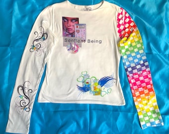 Être sensible à manches longues | Blanc | An 2000| Manches longues| Arc-en-ciel| Mcbling| Futuriste| Frutiger Aero | Sublimation| Nostalgie| Début des années 2000